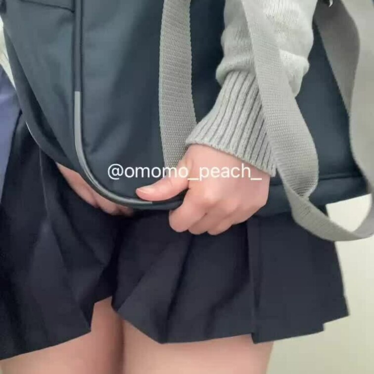 ***成人済み素人女性によるコスプレ演出です***
【下校中トイ レ順番待ち中おもらし】

下校中に我慢限界で急い