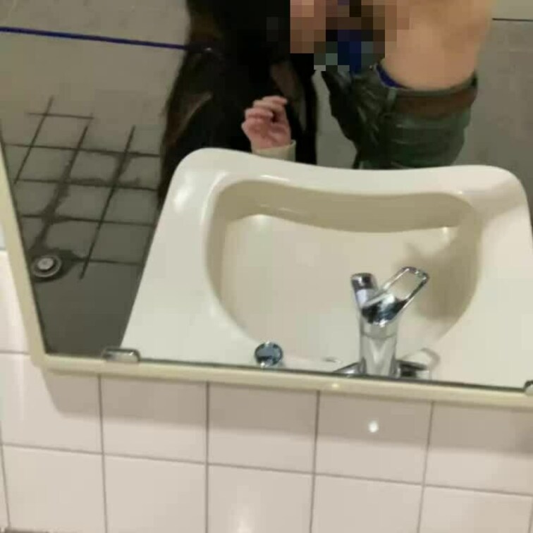 リード繋がれたままトイレで