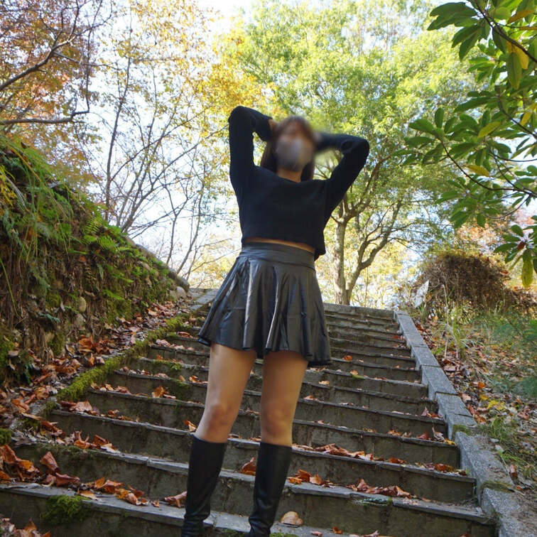 歩いてるだけだけど…ミニスカのローアングルは私も好きです🫣