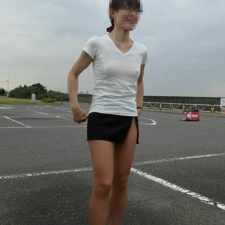 公園でノーブラ＆ミニスカの画像です。