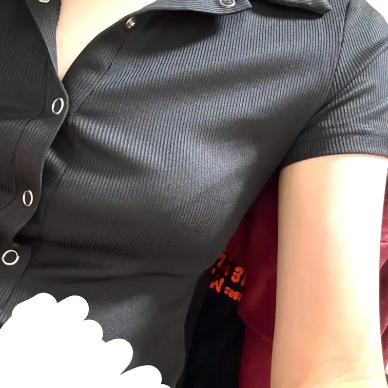 服がピチピチなのとブラで盛ってるだけで谷間のたの字もないほどの貧乳
色気のない胸で悲しい
ダイエットしたらお腹より先