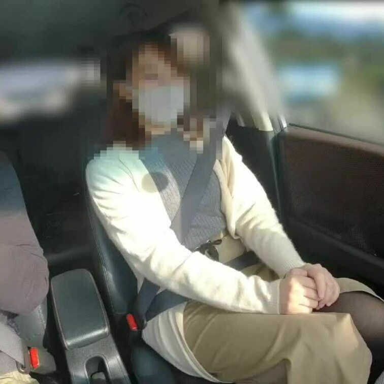 32歳朗らか美人ママさんのサトミさん。
「今から寝取られてきまーす♪」

白昼NTRセックス前の雰囲気。およそ、こ