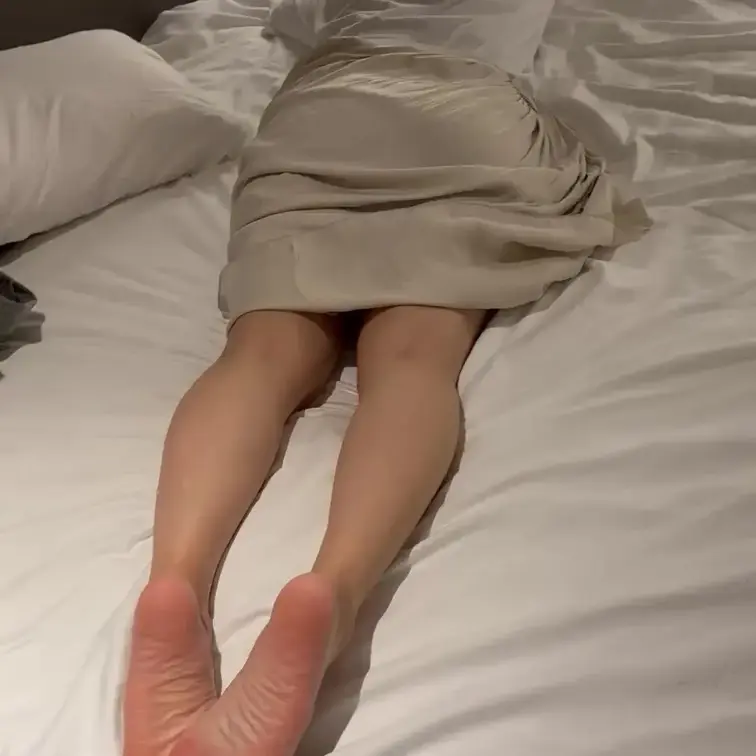 今日もいっぱい歩いたよ。蒸れてちょっと酸っぱい足裏、すりすり。
