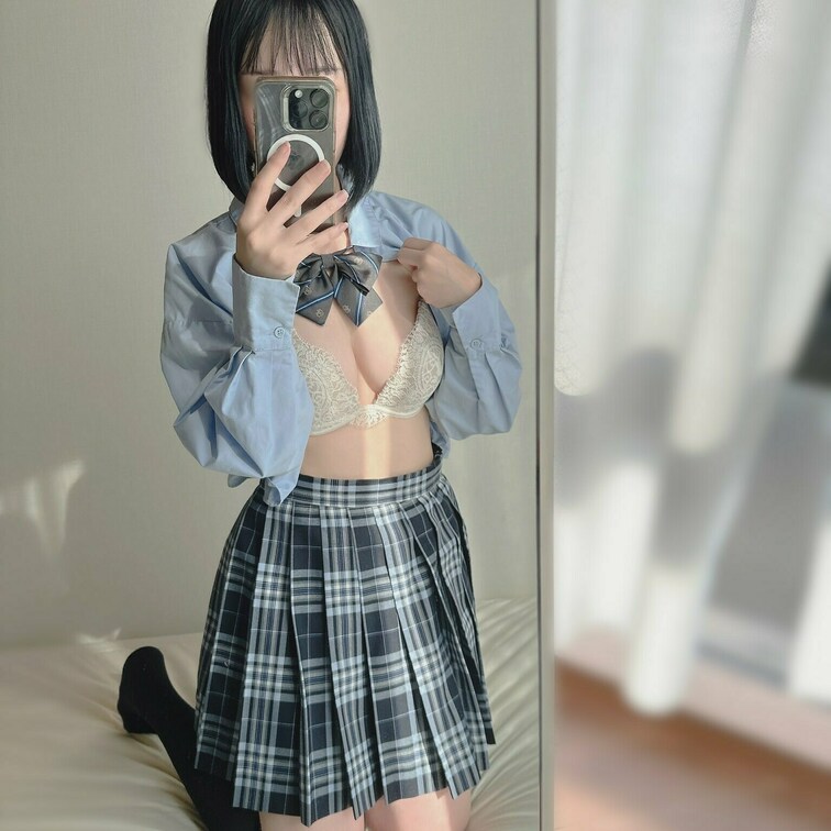 華金だ〜!!
この制服たち、可愛すぎてだいすき、、
ちょっと清楚な感じしませんか、、?
冬はもこもこ着たい