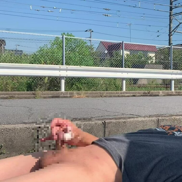 線路脇でのオナニー、立ち客いるなら見てましたね、駅近でまた速度も出てなので見られて興奮！