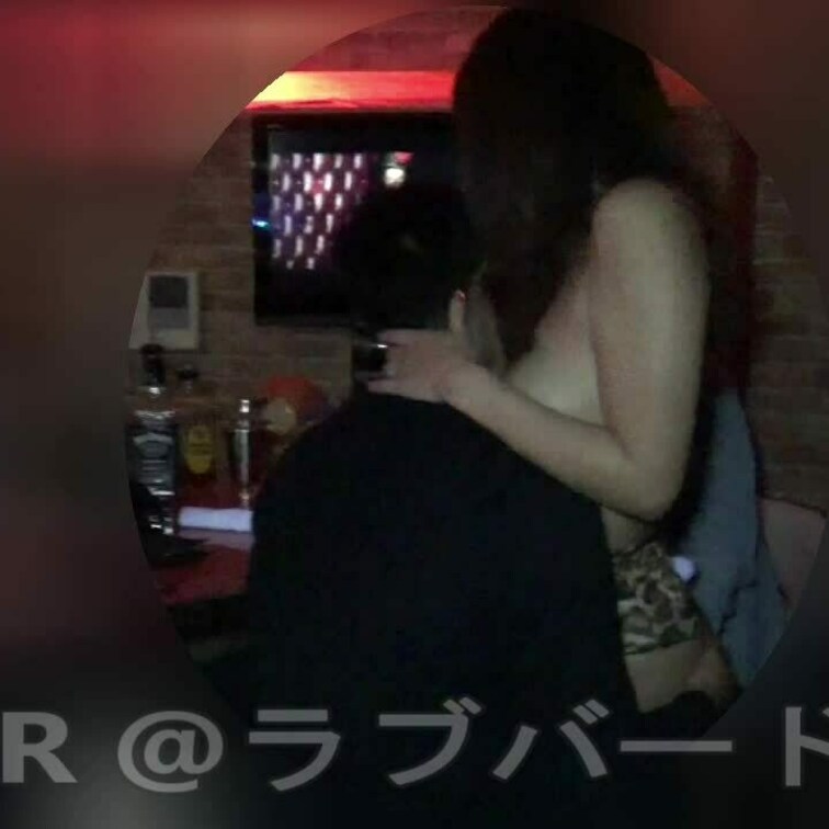 とあるバーでのできごと・・・
妻は○○○っ払いエロモードになり
バーカウンタで3人のお客の男性を
相手に身体をむさ