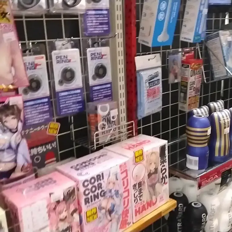 アダルトショップで他のお客さんを気にしながらお客さんとエッチな事しちゃいました(⋈◍＞◡＜◍)。✧♡