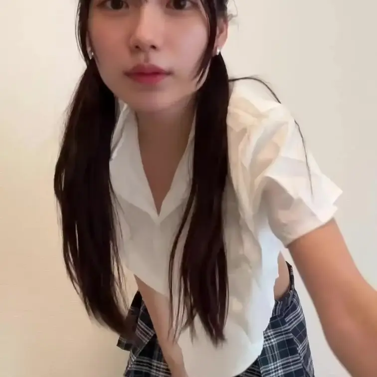 お疲れ様です、ももかです。
今回は学生っぽいコスプレ衣装を着ながら、オナニーしています。
恥ずかしいけど、じっくり見てください。 (1/2)