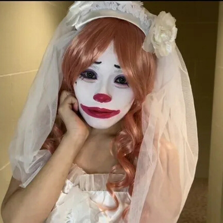みんな大好き白塗りピエロメイクでえっちなことしたよ♡

ウェディング衣装にピエロという異色の組み合わせです！