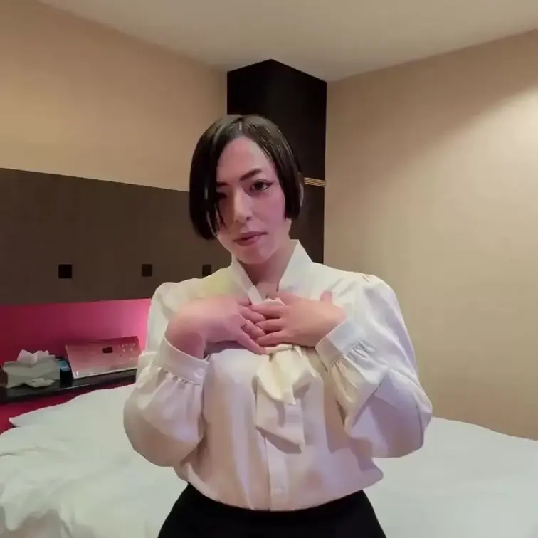 カメラの前での初脱ぎ、初編集で使用した素材です♡
シャツをはだけさせるのって、えっちですよね。

ご覧いただけたら