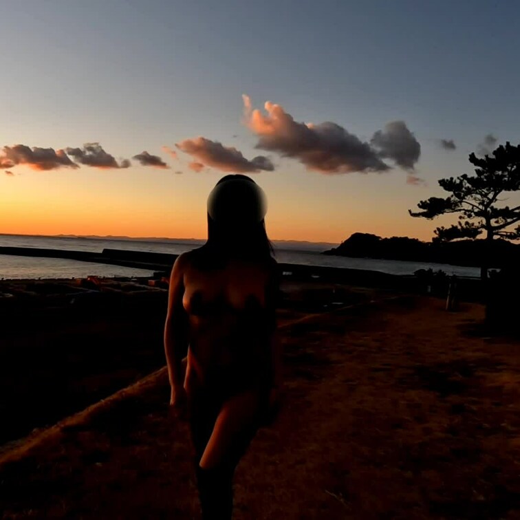 【夕日露出編】※※
夕日がとっても綺麗だったので夕日浴しながら撮影🎥

