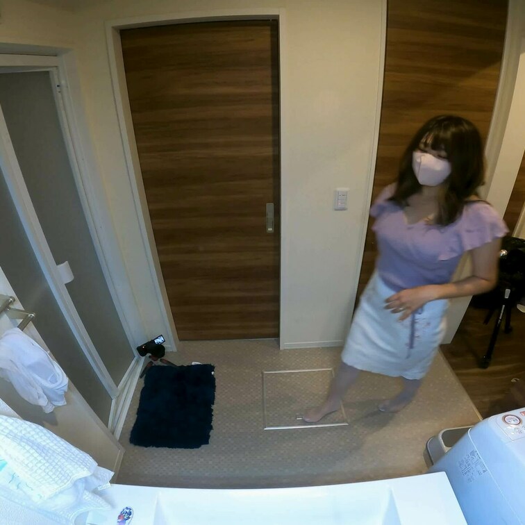 今日はリクエストいただきましたお着替え動画です😳
ご支援者様からいただいたエッチなコスプレにお着替え🤤
もちろんこの