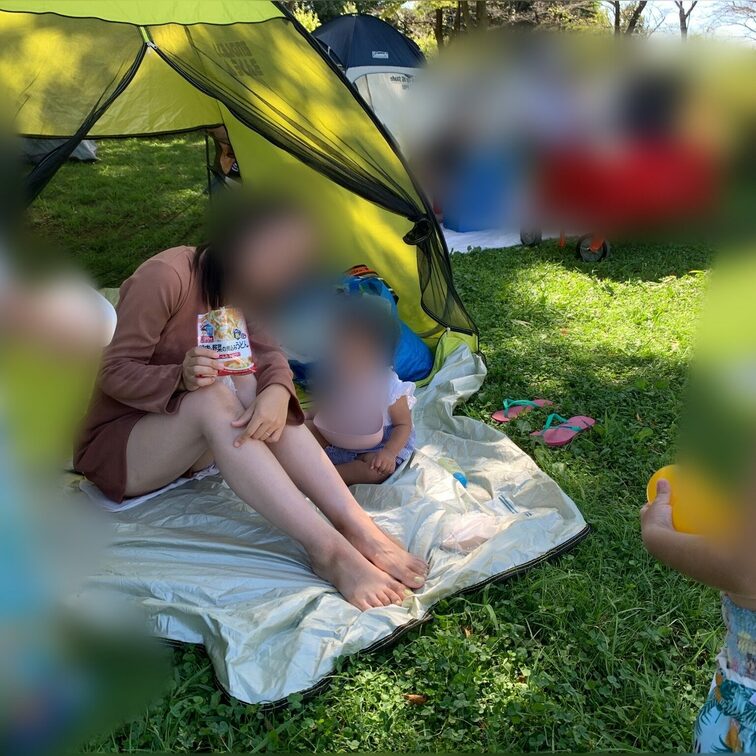 ○○○達3人と嫁とでじゃぶじゃぶ池に行った時のです
まさかこの水着の下がノーブラノーパンとは誰も思わないですよね。。