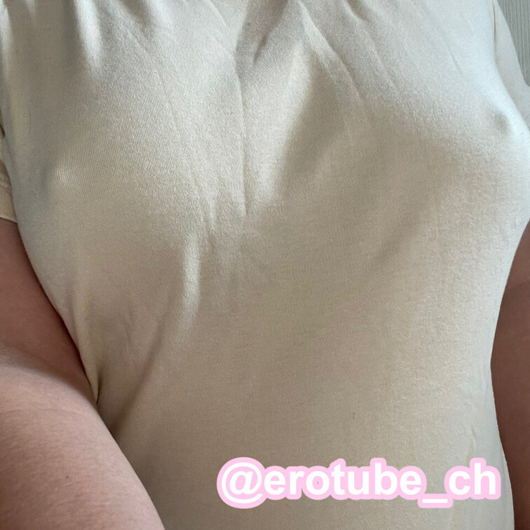 『ノーブラお散歩、、、胸ポチッ』してみた

歩いていると、乳首が擦れて、
だんだんと立ってきて、、、透けて見えるの