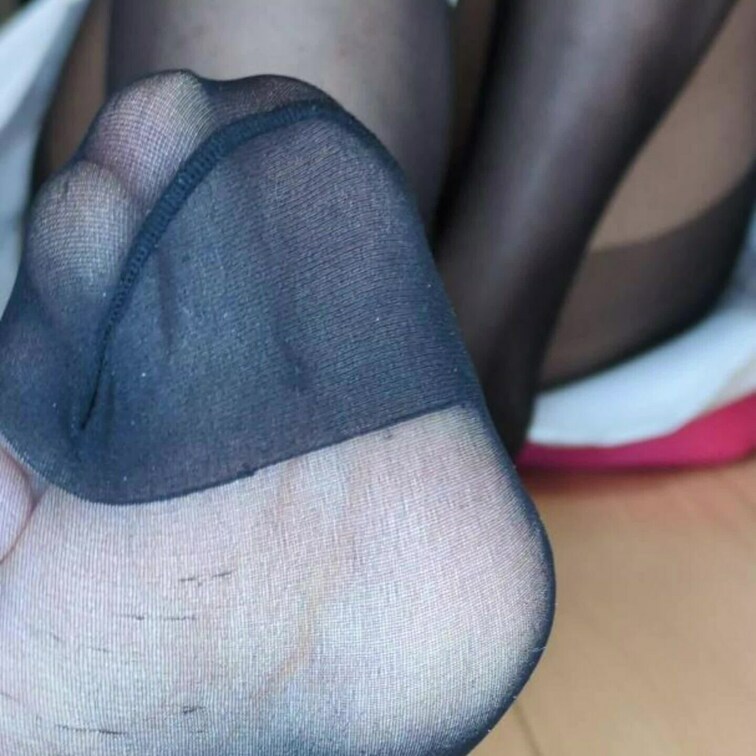 黒ストッキングで白パンチラのディルド足コキです♪