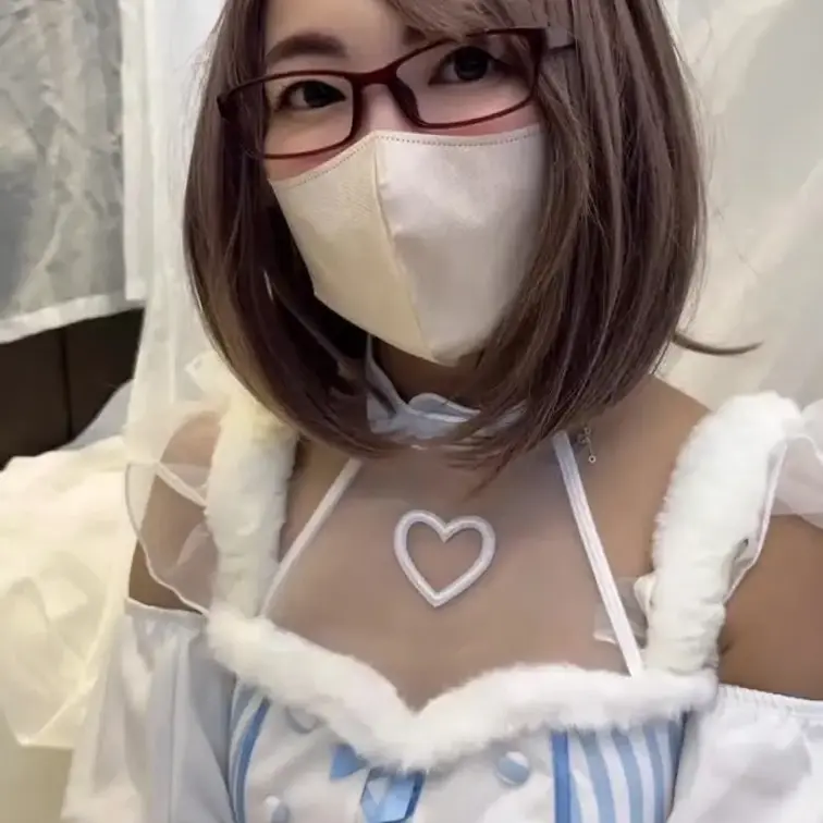 じゃあ胸の音を聞いていくのでお胸だしてくださいね😇💉
えっ？出し方がわからないんですか？
じゃあ私がお手本を見せるの