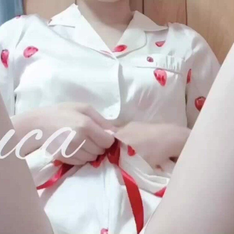 かわいいパジャマでおなにー🍓
だんだん服が脱げていきます💭💭パンツ脱いじゃった後のも撮ってるから今度投稿するね🧸
