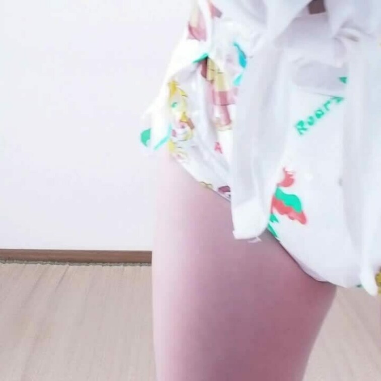 オムツを当てて
お弁当を食べる動画です。

実は、、、
この撮影の前に
一度出して
塗れたオムツをまた当てて