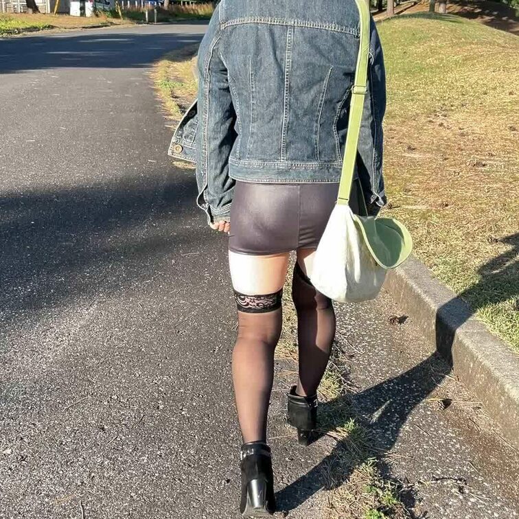 マイクロミニスカートで公園散歩です。歩いているとスカートが上がってきてパンツが見えちゃいます。自転車ですれ違った人、見て