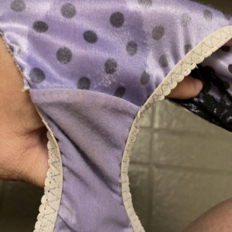 人妻さんがおしっこお漏らしした後のパンティ画像送ってきてくれました💦
ばっちり濡れてます👍
