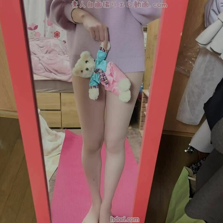 ノーパンでアソコをぬいぐるみ使って隠してみたよ☆