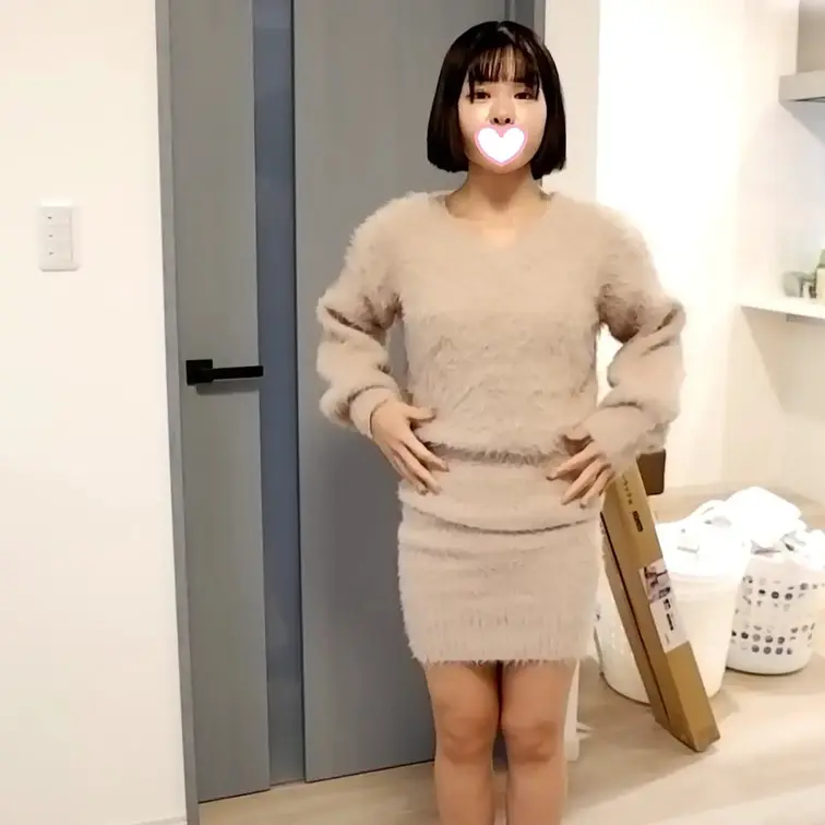 りんの個人撮影。一日中恥ずかしい撮影して、最後に着衣での撮影。彼女の私服です。…
