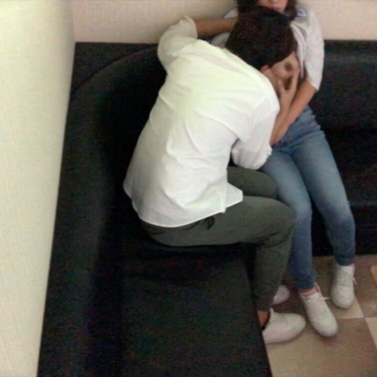 「先輩のちんちん大きい♡」カラオケBOXでエッチなことをしていた大◯生カップル。部活の先輩のちんちんが膨らんでるのを見て