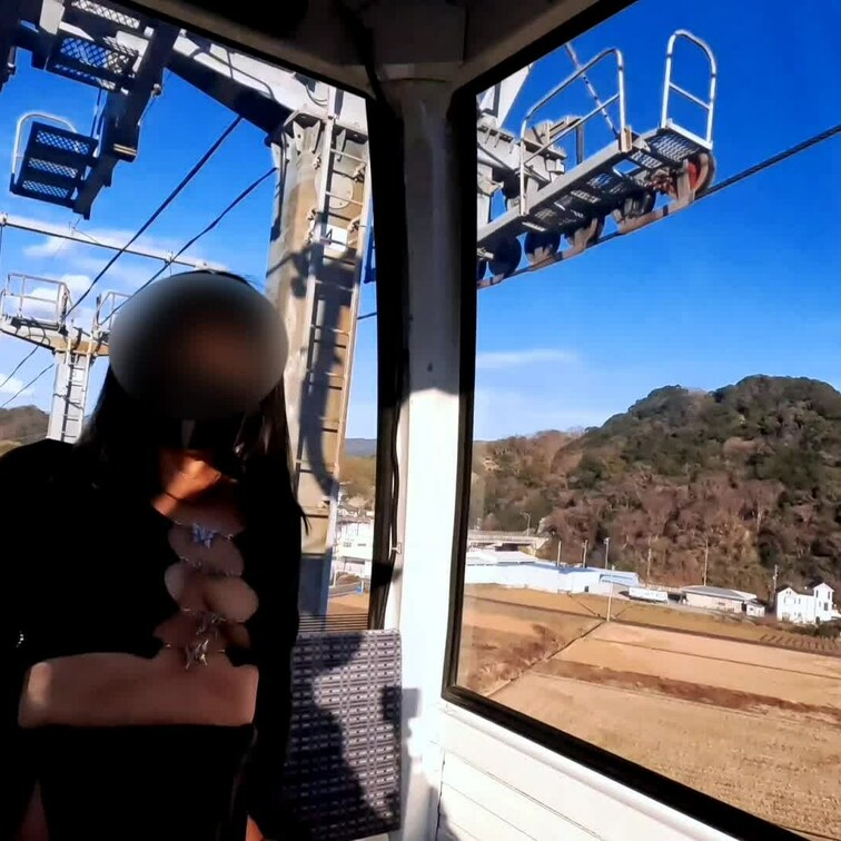 【カップルだらけの景勝地編】※単品販売
胸の谷間出してお股ヒラヒラ～のキワドイ服でウロついて来ました🎵
女性の目線が