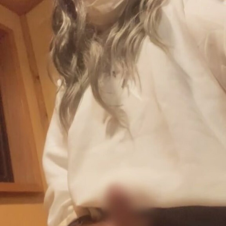 紐パンオナニー❤️

トでオナ活動して来ました🥰
オーバーサイズの白パーカーに黒パンスト紐パンでピュッピュッダラダ