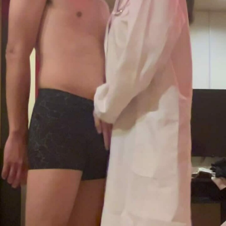 最近、立ちが悪いと担当医に相談したらラブホテル待ち合わせ💞わざわざ白衣にまで着替えてまずは診察から治療をして頂きました。