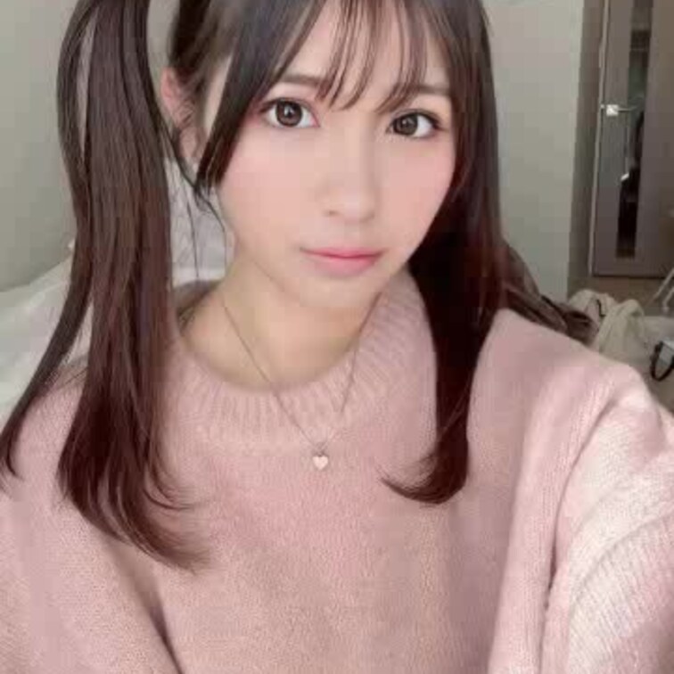 ピンクニット、ツインテール