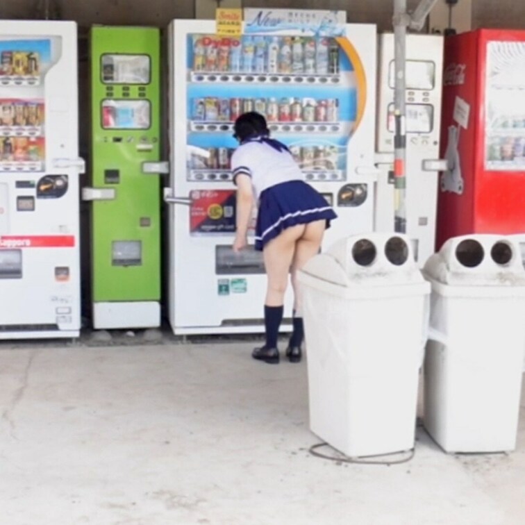 トラックで休憩中のお○○○さんに見られながら、お尻丸出しで飲み物を買いに行く女の子。羞恥プレイ最高!!!