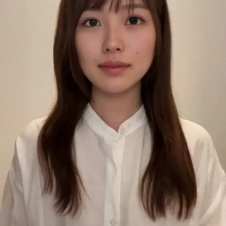 結衣です。この動画では、胸元をちょっとだけお見せします。
実は昨日投稿した動画よりも先に撮っており、こっちが初めての動