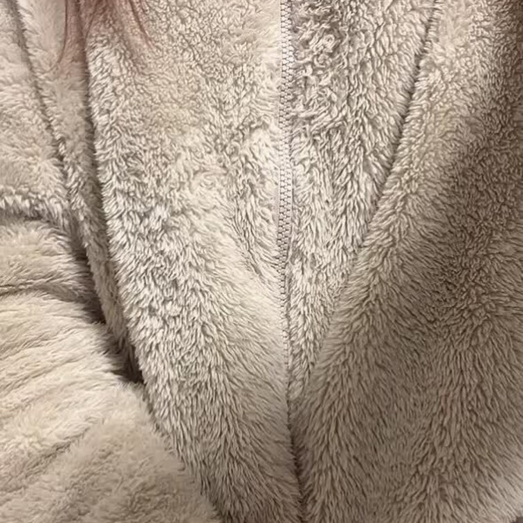 寝る時はノーブラノーパン♡
もこもこ着てると暖かい♡けど、えっちな気分になっちゃう…