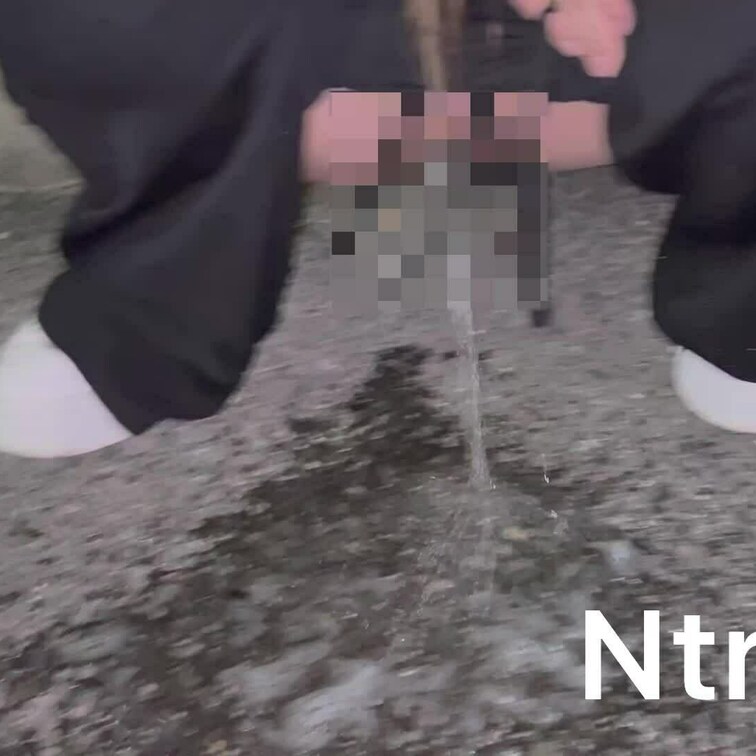 野外放尿する嫁ちゃん