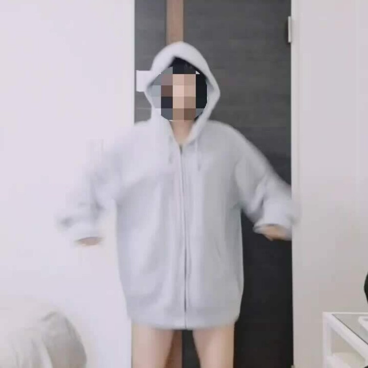 ノーパンでダンス♡見えてないですよね
