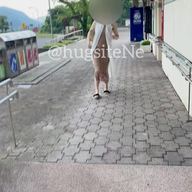 SA露出🥰
喫煙所でタバコ吸ってたおじさん達は背中向けてたので、思わずスキップしちゃった🤭💕

おっぱい揺れてるの