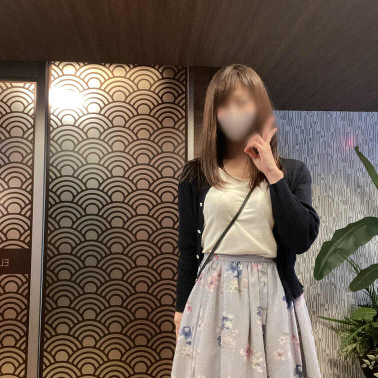 とあるホテルのエントランスでも…
パンチラッ🥰
今夜は寝不足で頭が痛かったのに、お風呂上がりを主人に捕まってしま