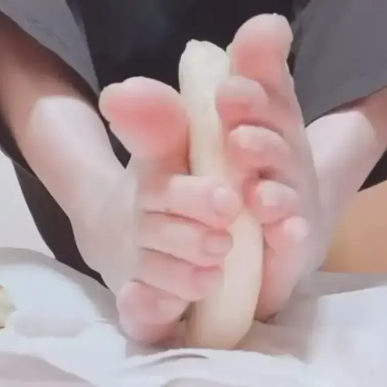 くちゅくちゅ音が聞こえるバナナクラッシュ動画🍌💓
踏みつぶす系が好きな人はいいかも🤭♡
最後らへんバナナがねちねち足