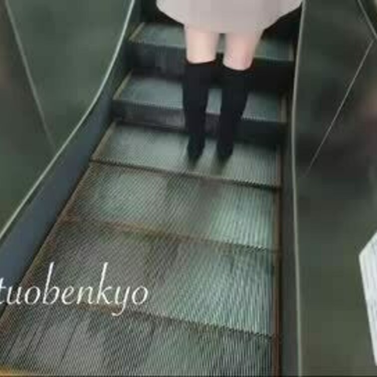 エスカレーターに乗ったら目の前にこんな光景😘貴方ならどうしますか？