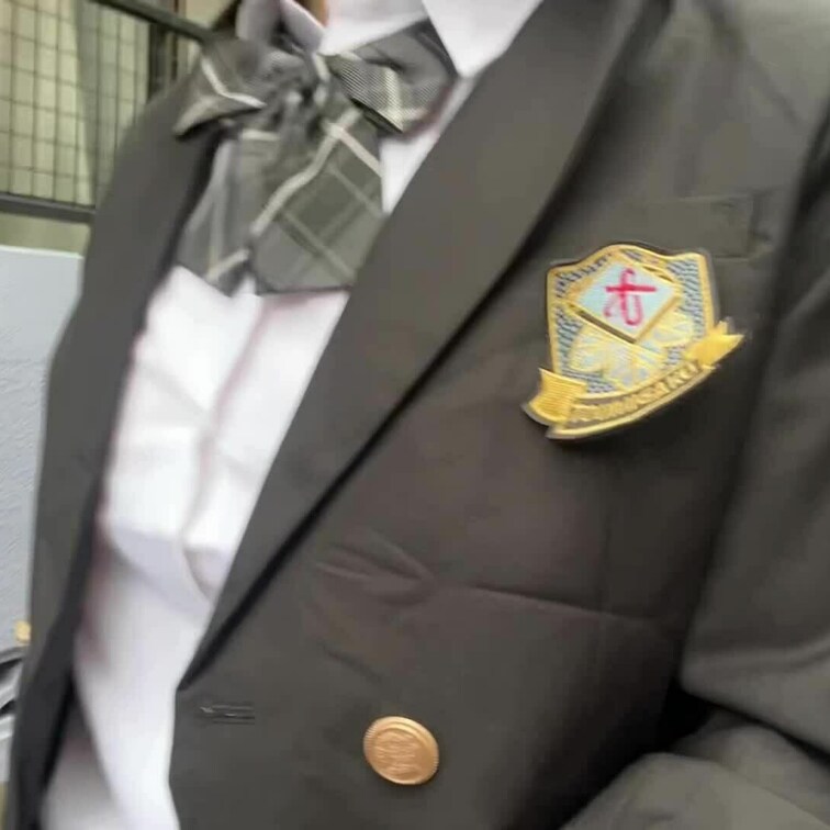 通学路でお胸を丸出しにしちゃいました💦学校の人が通らないからヒヤヒヤです😖
