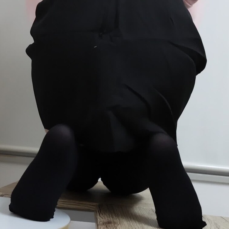 パンチラ動画を後ろからのアングルで撮りました。