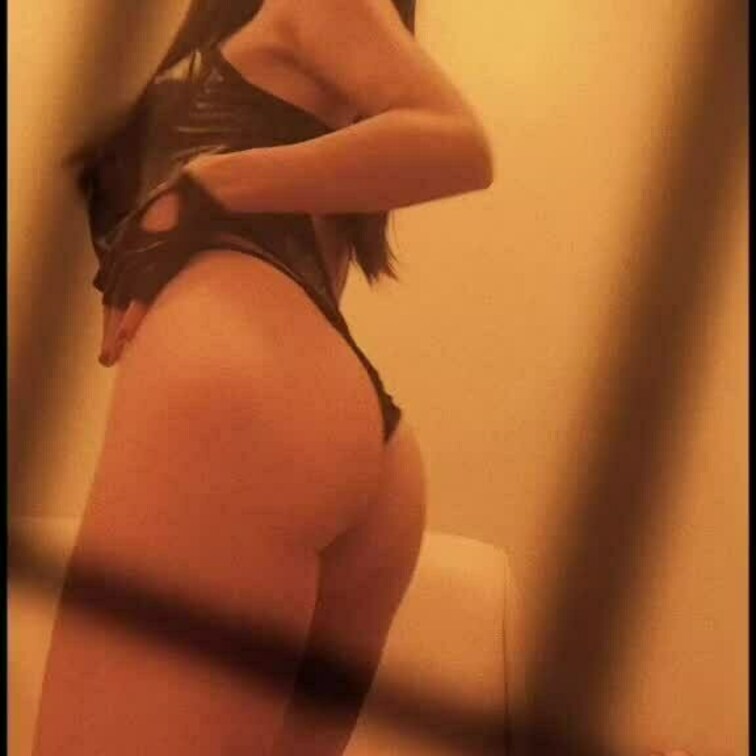 ほら、メス豚、もうお前はMimi女王様から目が離せないでしょう？
