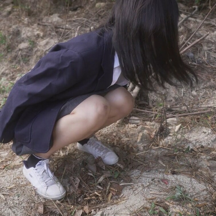 誰もいない山奥、我慢できず野外放尿。手をガムテープで固定された彼女は股を開く。