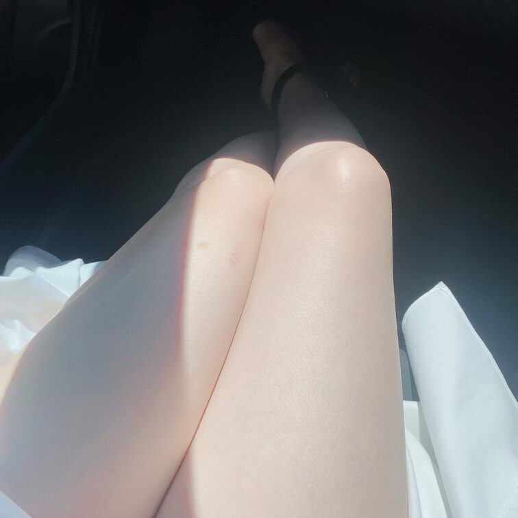 こんばんは♪

今日は良いお天気でしたね。

車で出かけてきました。

脚を今日は撮ってみました〜💕✨