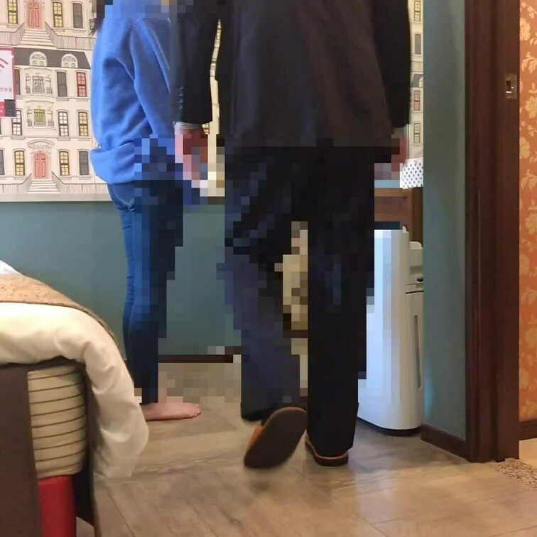 スーツ男子に貸出しした時の動画を公開します。
妻はスーツの似合う男性が前から好きでスーツ男子と妻のセックスをご覧下さい