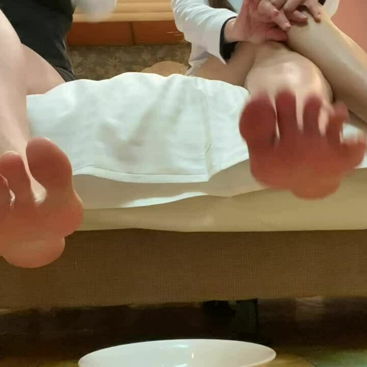 プリンのフードクラッシュ♡足裏フェチは必見♡

足裏がしーっかりみえるよん。
マゾ犬になめさせる。
君もなめてる