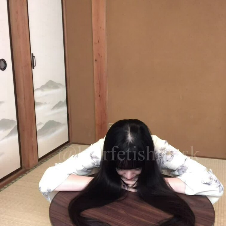 黒髪スーパーロングヘア動画です。