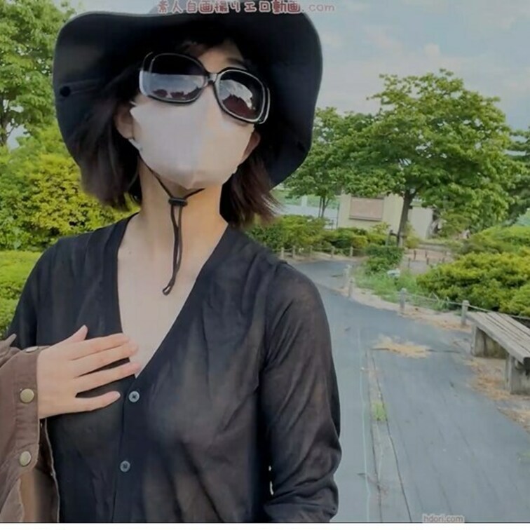 ノーブラの透け透け服で公園を散歩☆