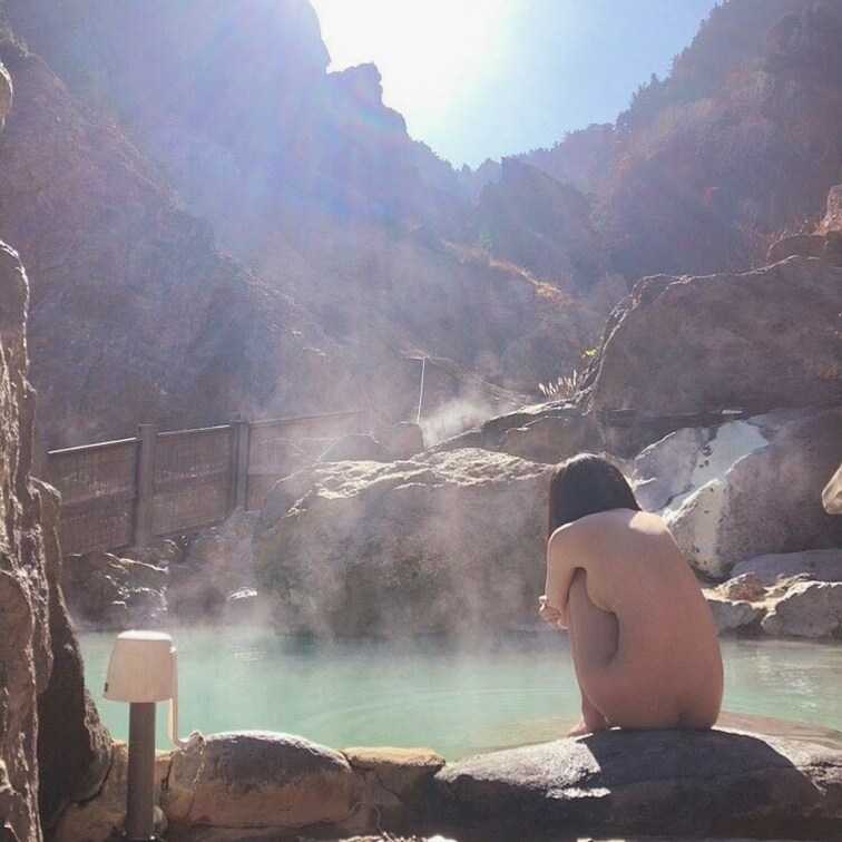 ここも混浴温泉☺️
熱くて入ってられない...
10分が限界でした👼🏻
やっぱぬるい温泉が好きだあああ
混浴は基